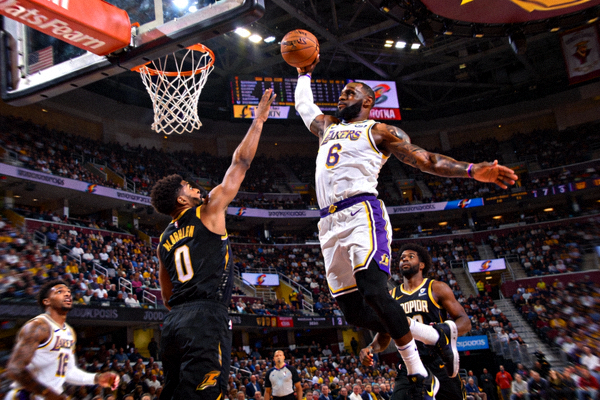 NBA季后赛精彩瞬间：勒布朗·詹姆斯突破上篮得分