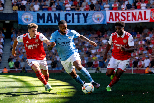 英超联赛曼城对阵阿森纳的激烈比赛场面
