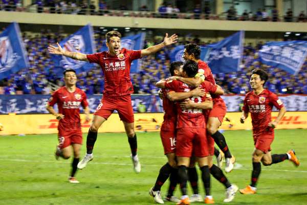 中超联赛上海海港队球员庆祝进球瞬间